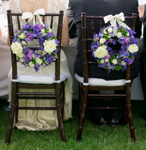 Новорічний декор стільців Святковий декор стільців з використанням тканини та декоративних елементів для новорічного свята.