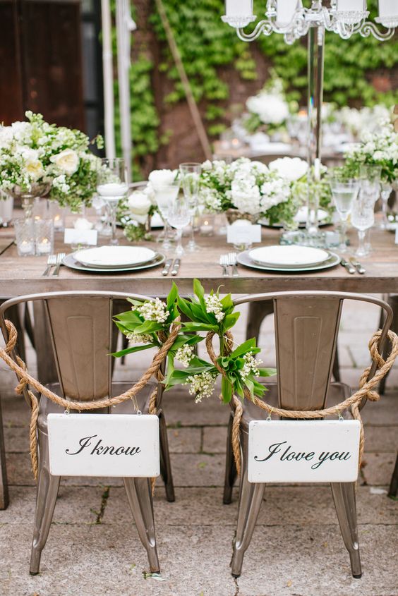 Тканинна драпіровка стільців Прикраса стільців ніжними тканинами та квітами для створення особливої атмосфери на заході.