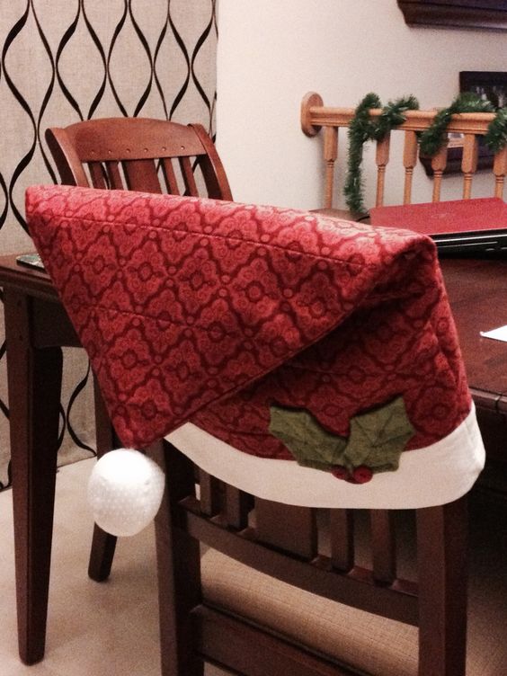 Атласні стрічки на стільцях Декор весільних стільців з використанням атласних стрічок та брошок для елегантності.