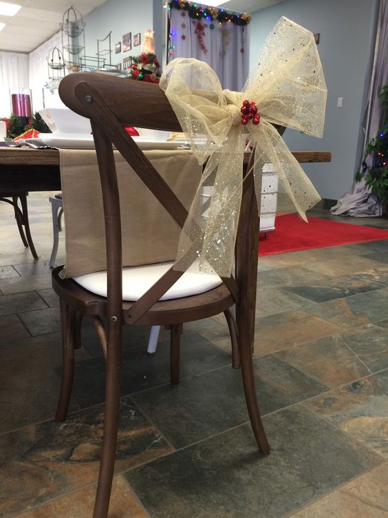 Святковий декор стільців Вишуканий декор стільців з тканиною для святкової атмосфери. Весільний декор 2026.