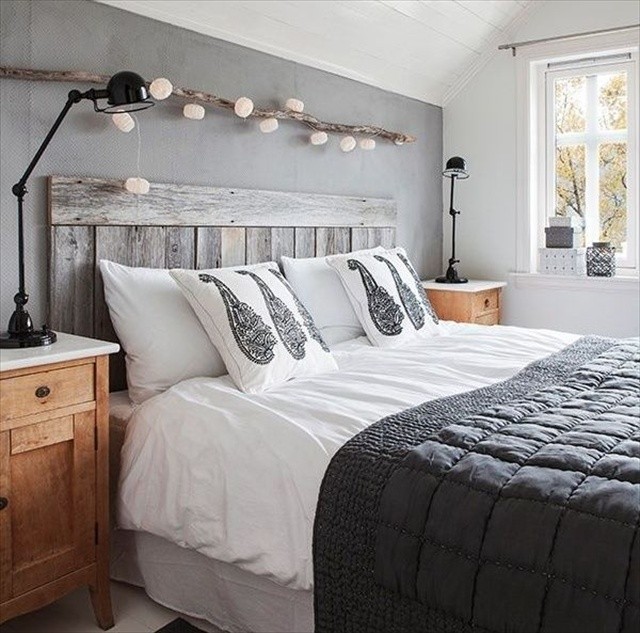 М'яке узголів'я ліжка М'яке узголів'я ліжка додає комфорту та стилю в дизайн спальні 12 кв. м.