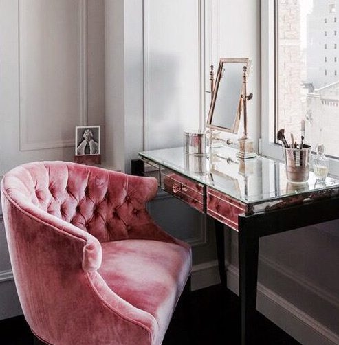 Вишуканий туалетний столик Елегантний туалетний столик з дзеркалом прикрашає інтер'єр сучасної спальні. Дизайн 2026.