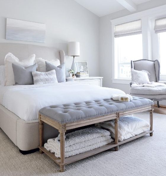 Крісло для релаксу Зручне крісло в спальні: ідеальне місце для читання та відпочинку. Організація простору.