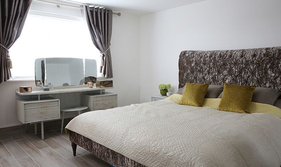 Зручний туалетний столик Планування спальні: залиште додатковий простір перед туалетним столиком для зручності