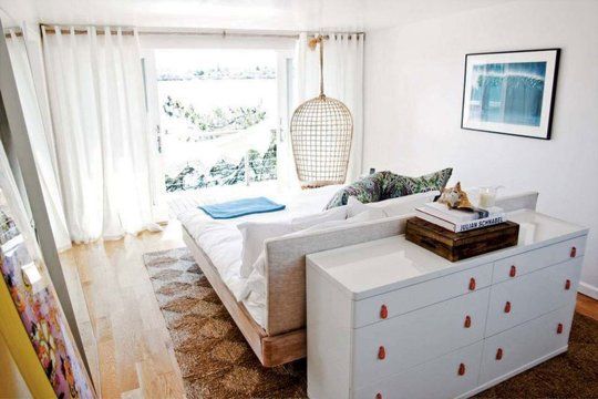 Ліжко в центрі Дизайн спальні в маленькій квартирі: ліжко в центрі кімнати для максимального комфорту