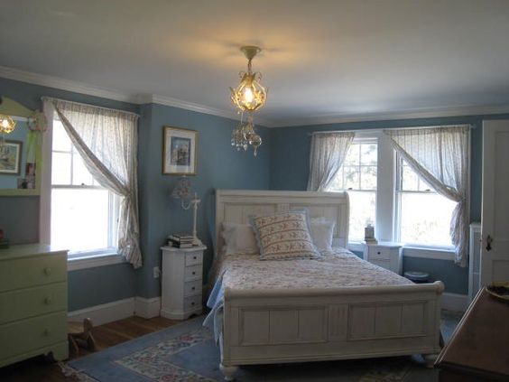 Діагональне ліжко Ергономічна спальня: діагональне розташування ліжка та розстановка меблів для оптимізації простору