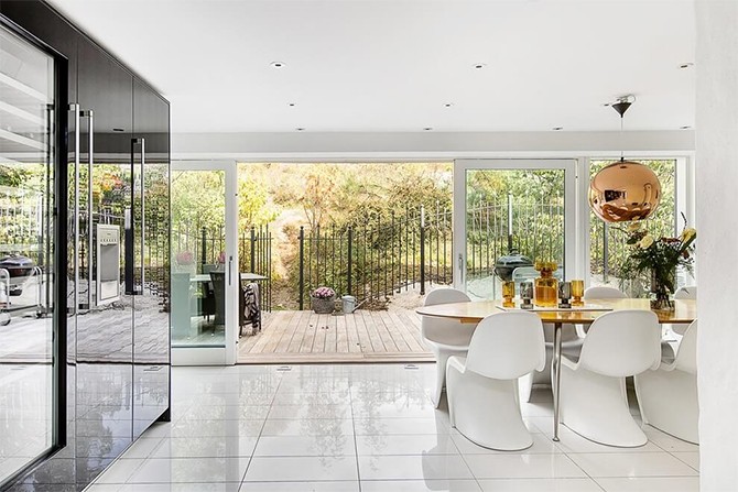 Ергономіка і затишок Ергономічні меблі в скандинавському будинку: поєднання старого з новим, світлий інтер'єр.