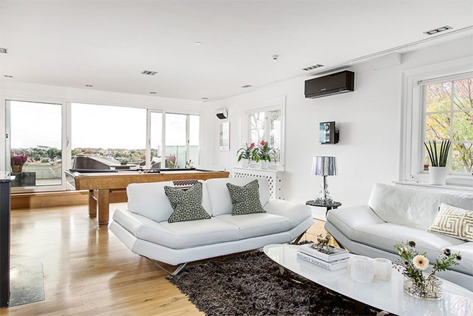 Світло і стиль Світлий інтер'єр скандинавського будинку з традиційними меблями та сучасним декором.