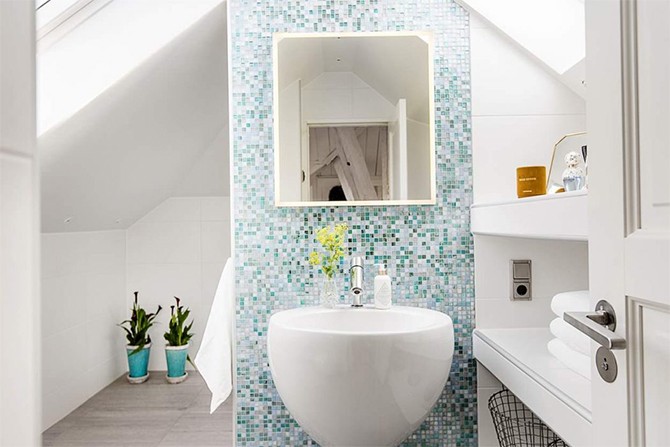 Скандинавський стиль: гармонія епох Світлий скандинавський інтер'єр з поєднанням старих меблів та сучасного дизайну.