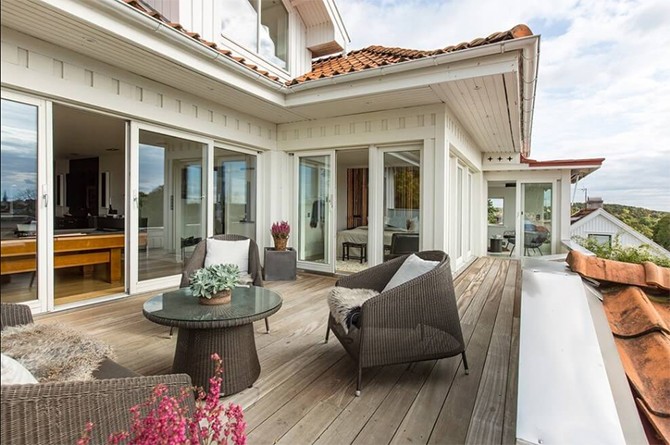 Ергономіка та традиції Ергономічні меблі у світлій вітальні, поєднання сучасного та традиційного стилю.