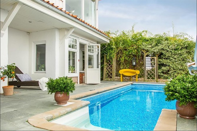 Мікс старовини та сучасності Поєднання антикварних меблів із сучасним мінімалістичним дизайном у скандинавському будинку.