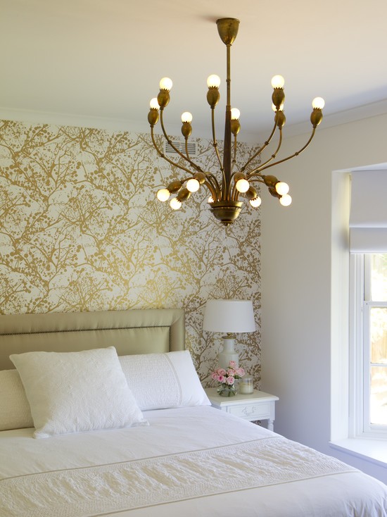 Золотий блиск в спальні Розкішні біло-золоті шпалери для спальні, додають кімнаті блиску та елегантності.
