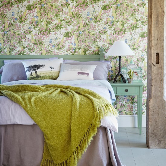 Гармонія в інтер'єрі Сучасний інтер'єр спальні з використанням заспокійливих шпалер: гармонія та комфорт.