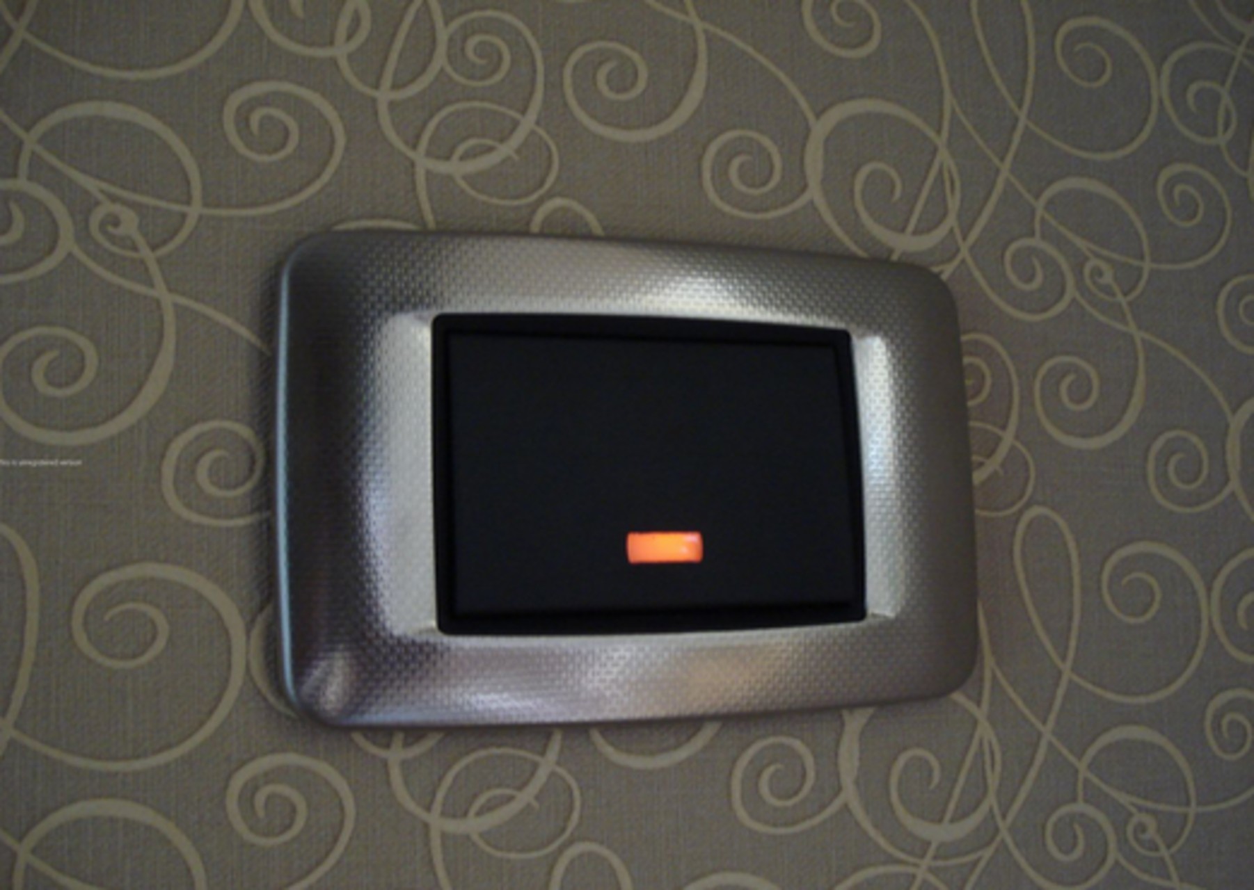 Зимовий затишок вдома Затишна кімната з акцентом на розумні аксесуари для дому, створюючи зимову магію