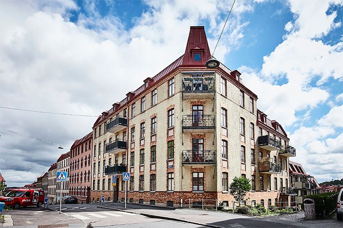 Будинок в стилі Скандинавії Фасад старовинного будинку в Гетеборзі: скандинавський дизайн маленької квартири 2026