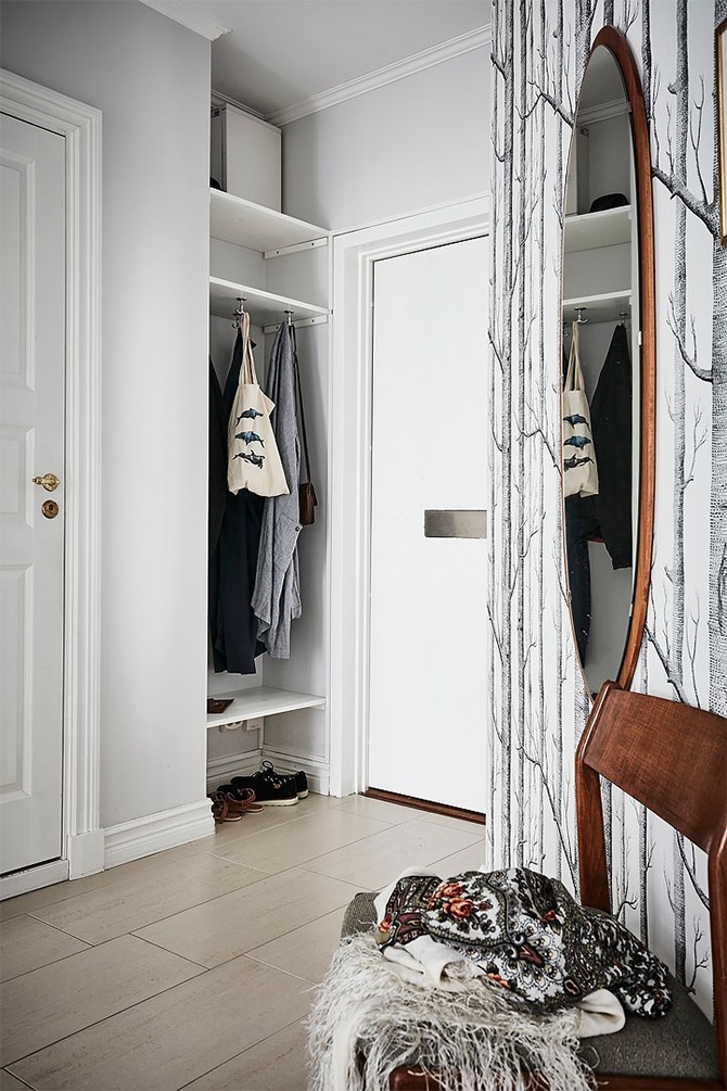 Вхід у світлу квартиру Вхід в квартиру з високими стелями: скандинавський стиль для економії простору