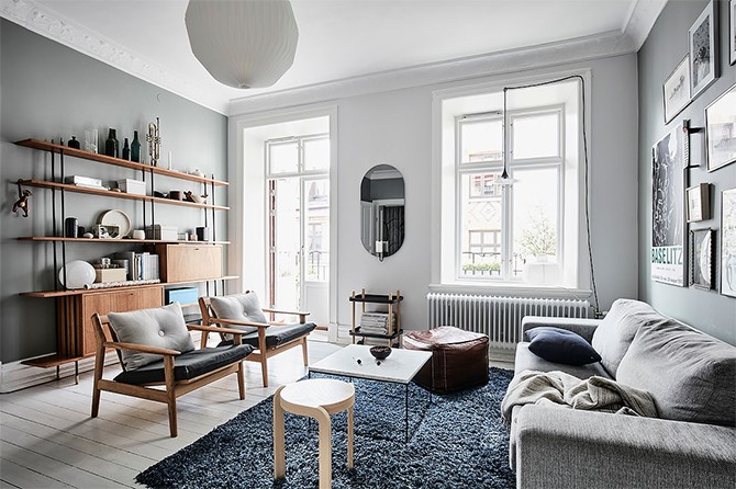 Відпочинок в скандинавському стилі Затишна зона відпочинку з сірим диваном та рослинами в скандинавській квартирі