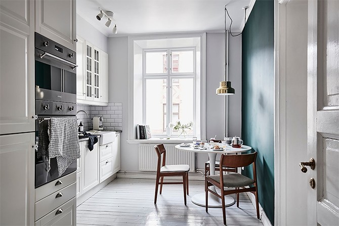 Смарагдова кухня Біла кухня з темно-смарагдовою акцентною стіною в скандинавському стилі