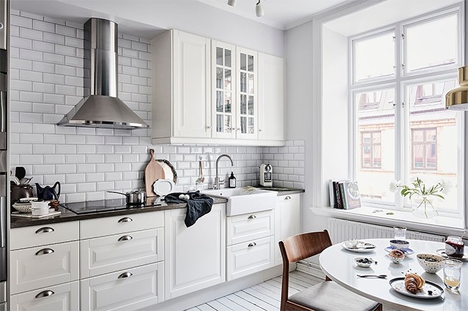 Компактна біла кухня Компактний білий кухонний гарнітур: економія простору в скандинавському дизайні