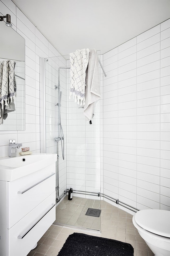 Скандинавська ванна кімната Світла ванна кімната з білою плиткою та дерев'яними елементами у скандинавському стилі 2026