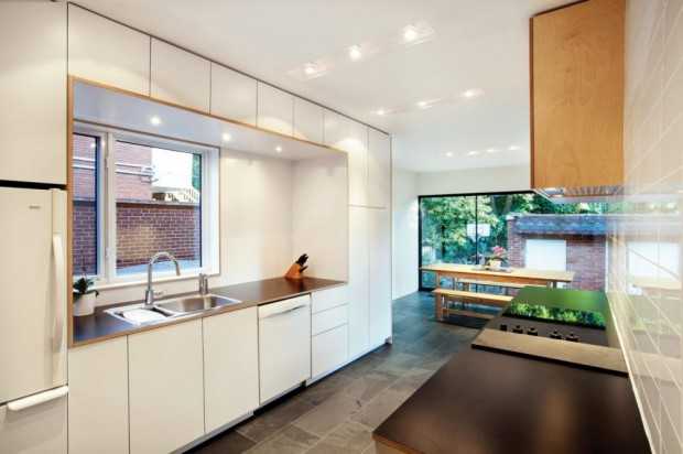 Розширення: Мінімалізм зовні Екстер'єр розширеного будинку в Монреалі з використанням сучасного мінімалістичного дизайну.