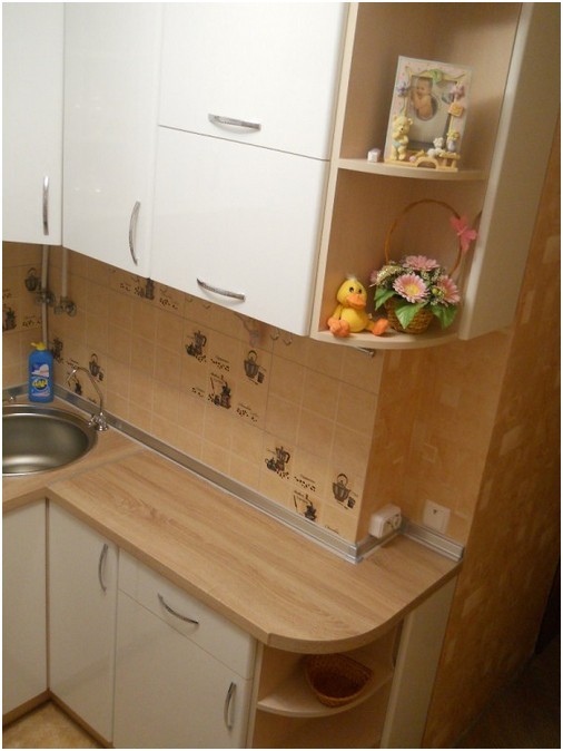 Затишна кухня в хрущовці Дизайн маленької кухні 2026: кутова кухня з відкритими полицями для декору