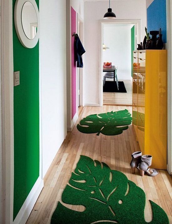 Яскраві кольори Яскраві акценти в інтер'єрі передпокою, кольори 2026: жовтий стілець додає затишку та оптимізму.