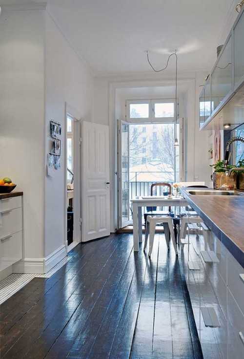 Функціональність і стиль Ідеї для маленької квартири в Гетеборзі: скандинавський стиль, світлі кольори та функціональні меблі.