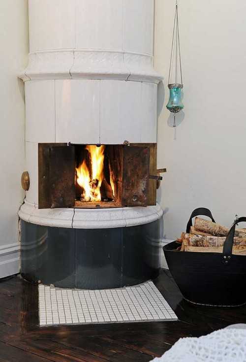 Текстиль та затишок Інтер'єр квартири в Гетеборзі: дров'яний камін, м'які текстилі та скандинавський стиль 2026.