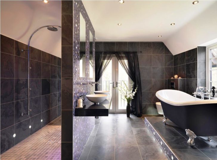 Ванна з мозаїчним фартухом Елегантна ванна на декоративних ніжках з мозаїчним фартухом: вишуканий дизайн.