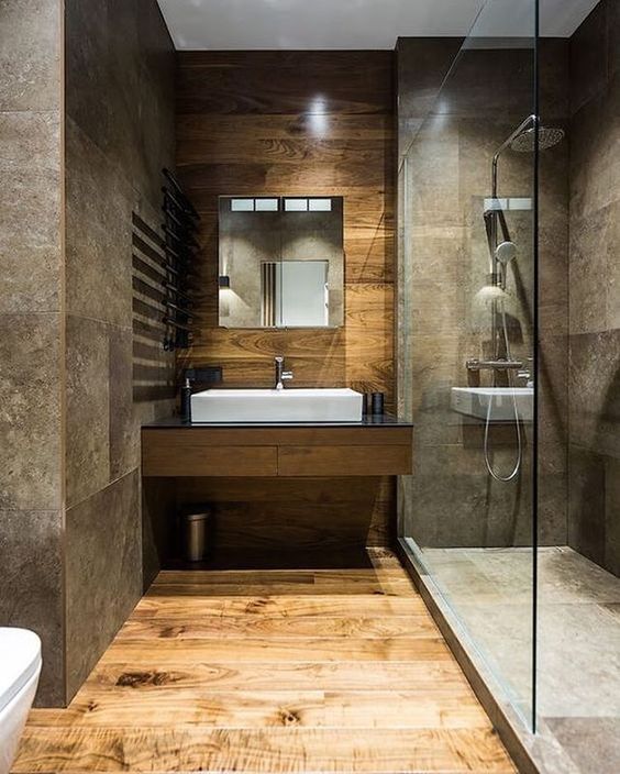 Дерево у ванні Ванна кімната з дерев'яними елементами в бежево-коричневих тонах для природного акценту.