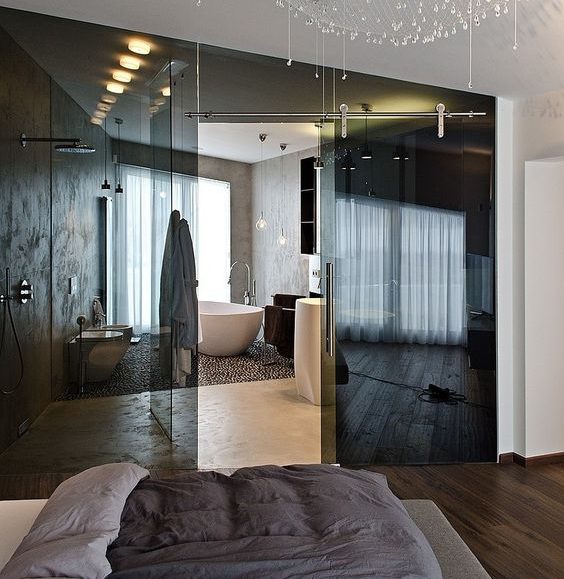 Розкішний дизайн Розкішна ванна кімната в спальні з дизайнерськими меблями та сантехнікою.
