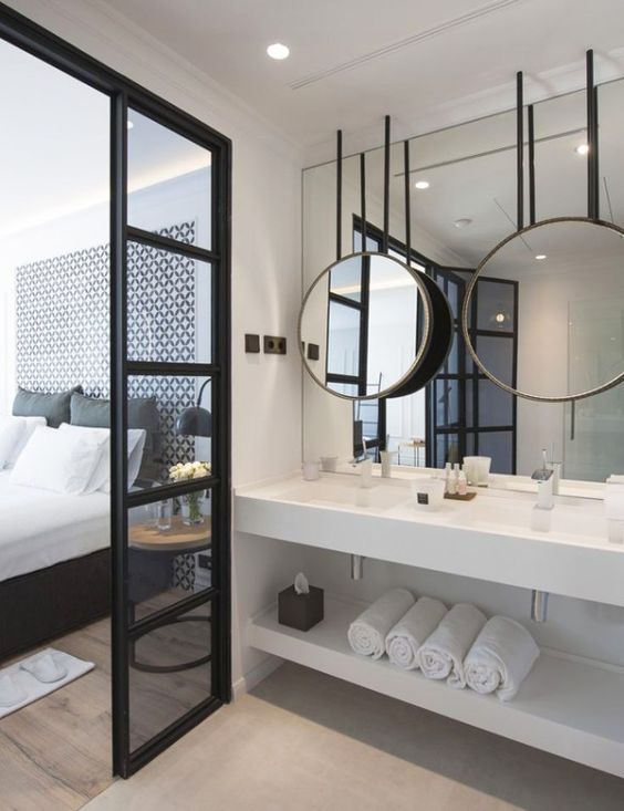 Елегантний дизайн ванної Інтер'єр спальні з ванною: елегантна ванна біля великого вікна з видом