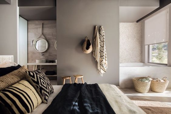 Сірий шик у ванній Дизайн спальні, поєднаної з ванною кімнатою, з використанням сірих відтінків і дзеркал