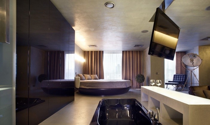 Натуральність у ванній Простора ванна кімната в спальні з акцентом на натуральні матеріали та світло