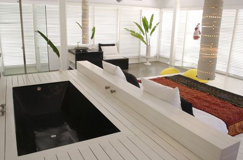 Сучасні тренди 2026 Стильна спальня з ванною: сучасна сантехніка та вологостійкі меблі у 2026