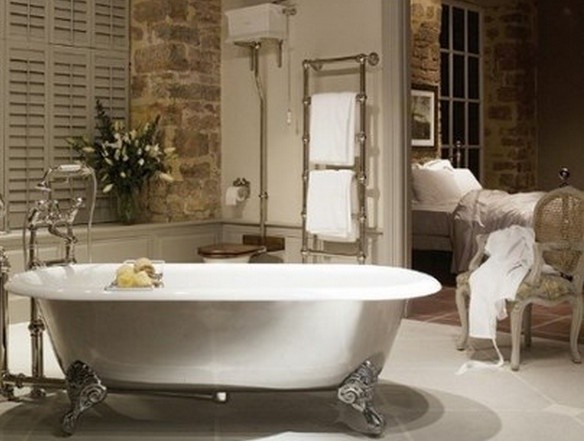 Розкішний відпочинок Розкішна ванна кімната в спальні з великою ванною та панорамними вікнами