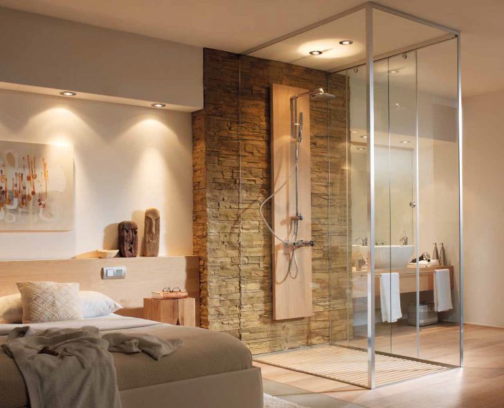 Темний та загадковий Дизайн ванної кімнати, інтегрованої в спальню, з використанням темних кольорів і підсвітки