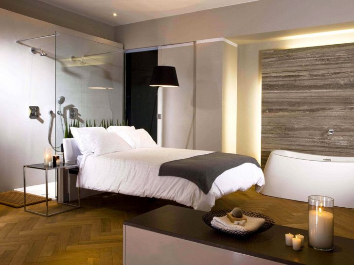 Гра світла та дзеркал Елегантна ванна кімната в спальні з акцентом на освітлення та дзеркала