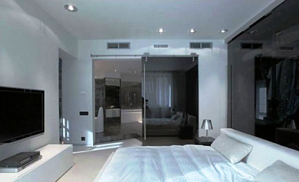 Розкіш у вашій спальні Розкішна ванна кімната в спальні з круглою ванною та панорамними вікнами.