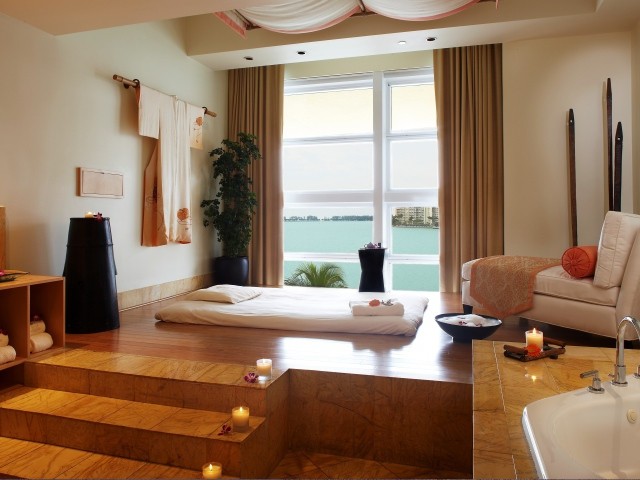 Контраст та освітлення Сучасна спальня з ванною, де використано контрастні кольори та оригінальне освітлення.