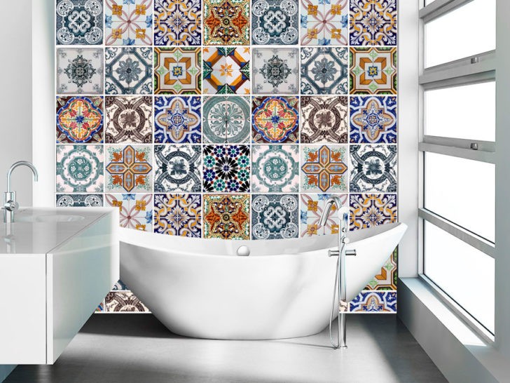 Синьо-біла ванна печворк Ванна в стилі печворк з акцентом на сині та білі кольори керамічної плитки.