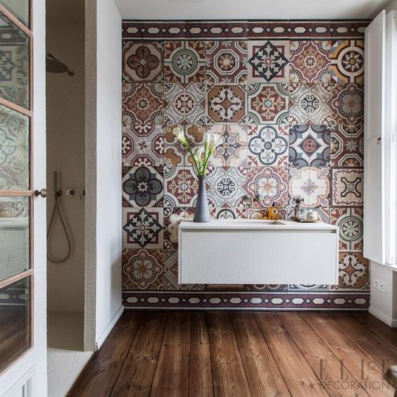 Чорно-білий печворк Ванна кімната в стилі печворк з використанням чорно-білої керамічної плитки.