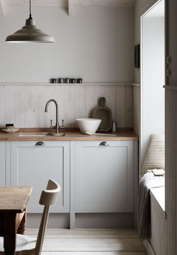 Рустик: сільський колорит Кухня в стилі рустик з грубими дерев'яними елементами, що підкреслюють природність та сільський колорит