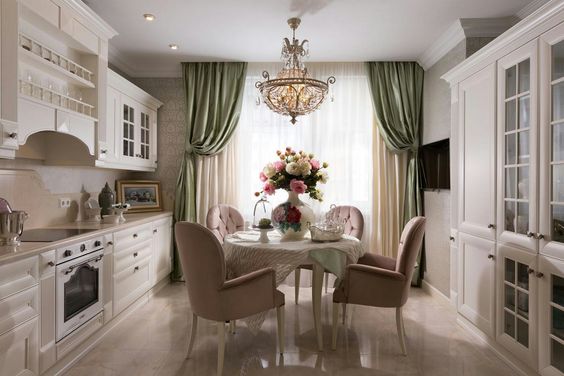 Класика: натуральні відтінки Класичний інтер'єр кухні з меблями натуральних відтінків, що додають простору світла та елегантності