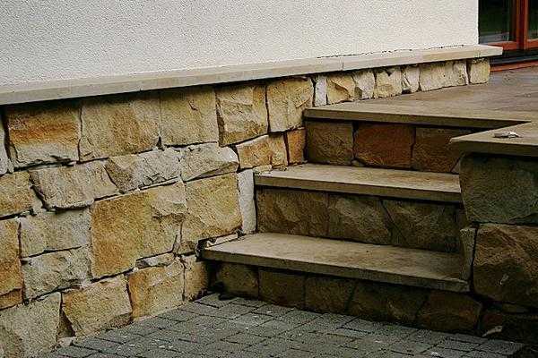 Цоколь з каменю Облицювання цоколя будинку необробленим каменем для захисту від вологи та фасадного декору