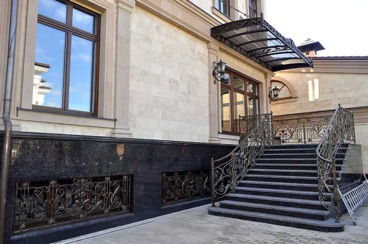 Гранітна облицювання Облицювання цоколя будинку гранітними плитами – міцний та елегантний фасадний декор