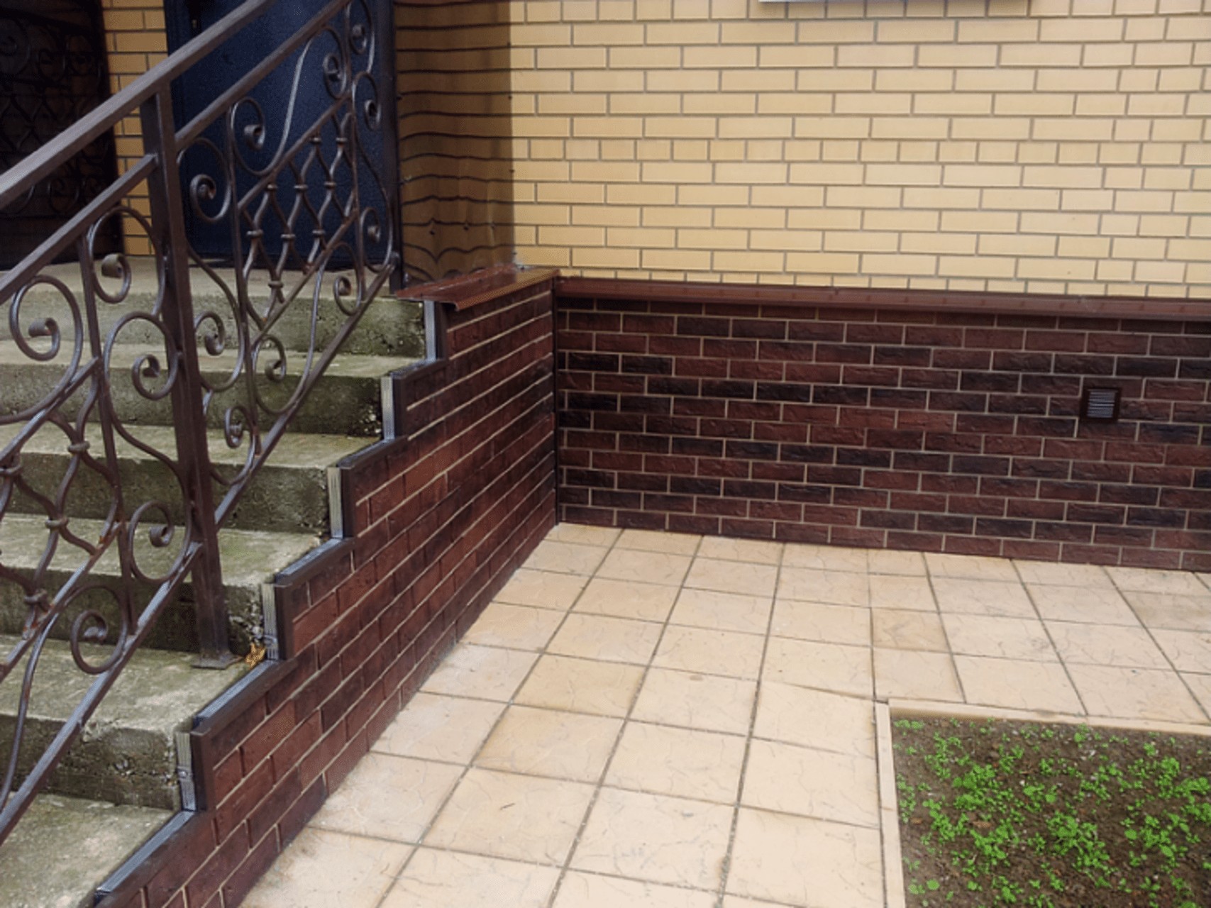 Облицювання цеглою Облицювання цоколя будинку цеглою: традиційний фасадний декор та захист від вологи