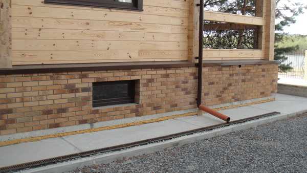 Легкий монтаж плитки Легка клінкерна плитка: простий та швидкий монтаж облицювання цоколя будинку.