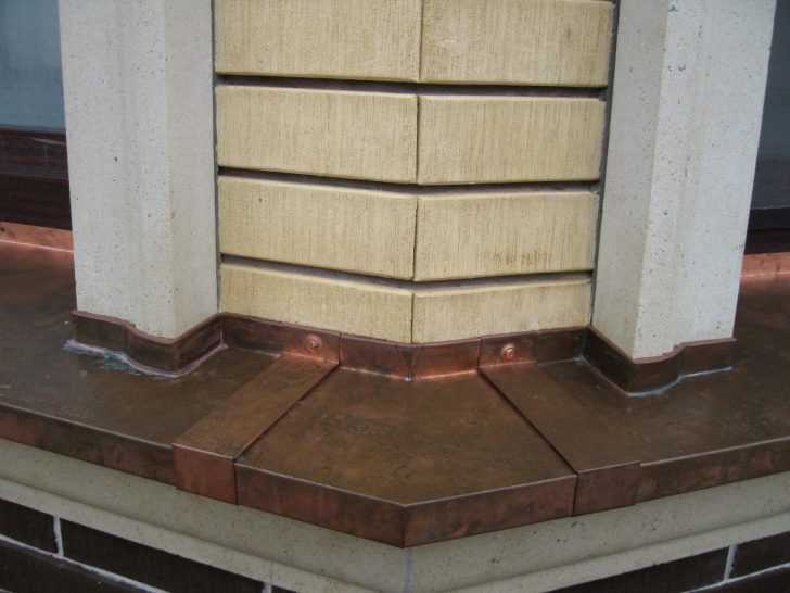 Мідний відлив Мідний цокольний відлив: стильний та надійний захист цоколя від вологи.